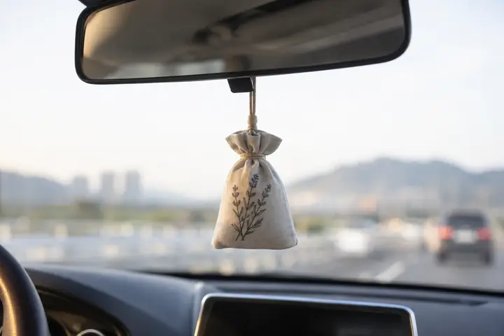 룸미러에 건 걸이형 방향제
