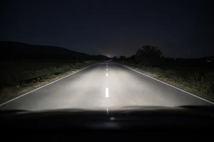 상향등을 켠 밤 도로