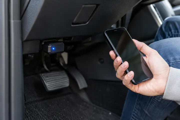 운전석 아래 단자에 꽂은 OBD2 스캐너